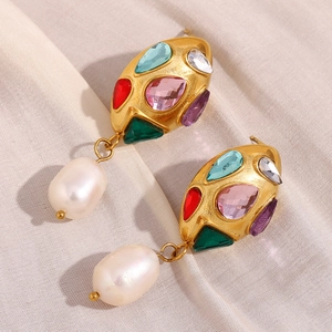 Dettaglio orecchini placcati oro 18K con gemme colorate e perle barocche eleganti