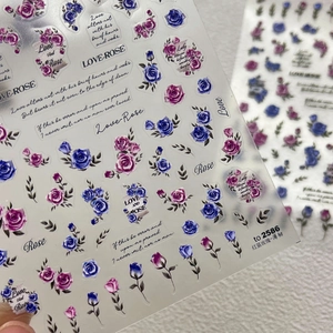 Nahaufnahme der geprägten Rosen-Nagelaufkleber mit Blumen und englischen Versen