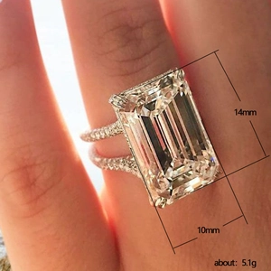 Bague avec zircon taille émeraude 14x10mm et serti micro-pavé sur le doigt