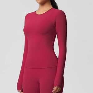 Détail du haut de sport à manches longues rouge rose ajusté et de l'ensemble legging