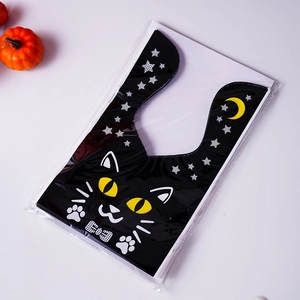 Dettaglio dei sacchetti regalo di Halloween con gatto nero in confezione trasparente