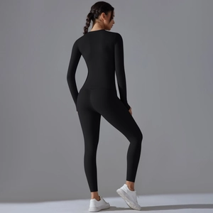 Vue détaillée du haut de yoga brossé à manches longues et de l'ensemble legging taille haute