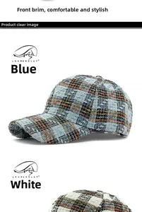 Detail van tweed geruite honkbalpetten in blauw en wit met een stevige gestructureerde top