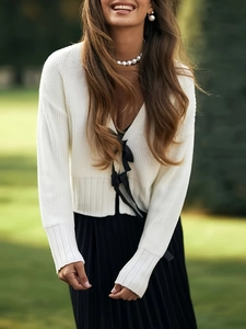 Elegante cardigan in maglia bianca con fiocchi neri e maniche lunghe per l'autunno