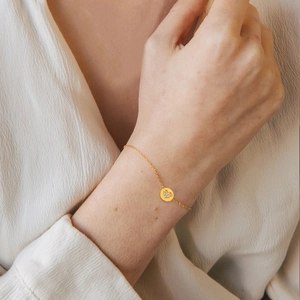 Elegante pulsera minimalista de acero titanio dorado con colgante de corazón fino