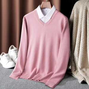 V-Ausschnitt Strickpullover in Rosa für Herren mit weißem Hemd auf Holzbügel