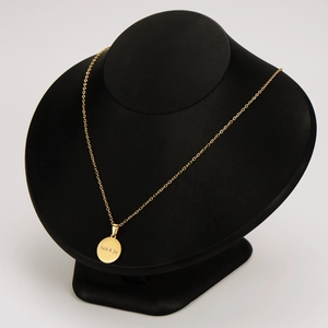 Collier en acier inoxydable doré avec pendentif Faith and Joy sur buste de mannequin