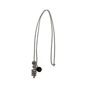 Collier grappe en argent avec perles en pierre naturelle noire sur fond blanc épuré