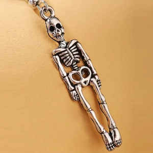 Vista macro di orecchini a scheletro in argento vintage con stile punk e gotico raffinato
