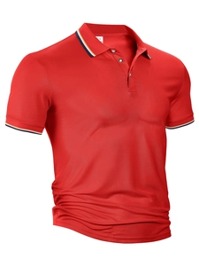 Détail du col d'un polo rouge avec des bordures rayées bleu marine et blanches