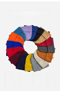 Disposizione piatta di berretti in maglia acrilica in 16 colori con trama a costine