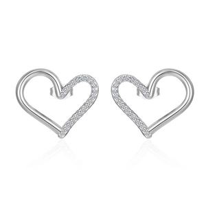 Élégantes boucles d'oreilles cœur en argent avec cristaux scintillants sur fond blanc