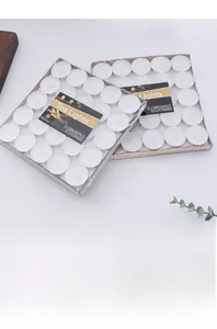 Dettaglio di candele tea light bianche in alluminio set da 25 per eventi romantici