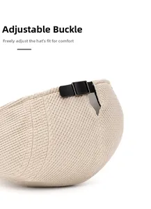 Détail de la boucle métallique réglable et de la sangle en cuir sur un béret beige