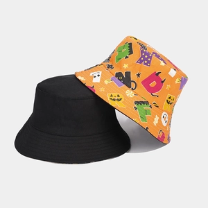 Détail de bobs réversibles noirs et orange avec motifs de graffitis d'Halloween