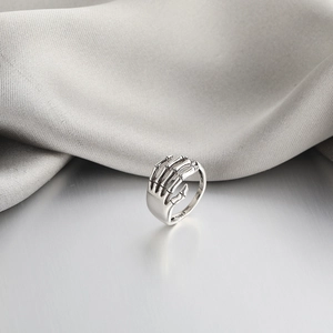 Gothic skull hand ring in vintage S925 silver with retro dark style hip-hop aesthetic