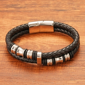 Nahaufnahme von schwarzem Lederarmband für Herren mit polierten Edelstahlelementen