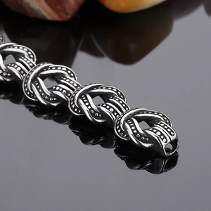Détail macro du bracelet chaîne byzantine vintage pour homme en argent oxydé