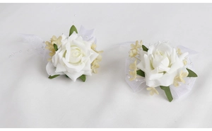 Vue détaillée des corsages de poignet en roses blanches avec perles et rubans
