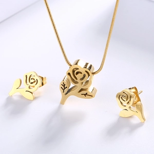 Goldenes Rosen-Schmuckset mit Edelstahl-Halskette und passenden Ohrsteckern