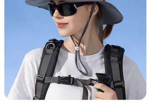 Détails du chapeau de soleil avec lunettes noires et sac à dos de randonnée pro