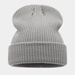 Gros plan sur la maille côtelée gris clair et le revers d'un bonnet d'hiver chaud