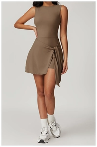 Détail du cordon de serrage latéral et de l'ourlet de la robe de tennis sport taupe