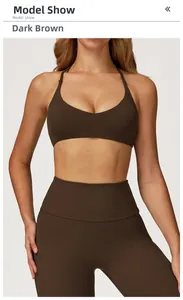 Dettaglio del design posteriore del reggiseno sportivo da yoga caffè e leggings coordinati