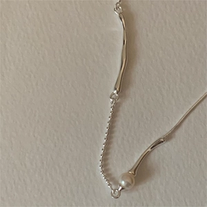 Minimalist 925 sterling silver necklace with curved metal bar and round white pearl