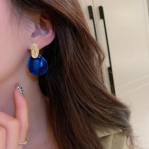 Retro acrylic water drop earrings with golden metal texture on fashion model