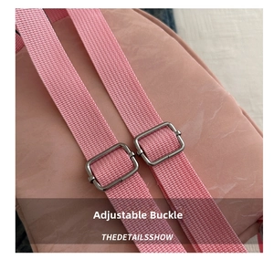 Dettaglio degli spallacci in nylon rosa con fibbie regolabili in metallo argentato sullo zaino
