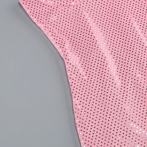 Vue macro du tissu rose aux paillettes argentées pour cette robe d'été dos nu
