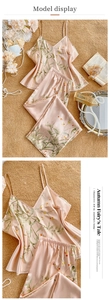 Détail d'un pyjama en satin de soie avec caraco à col en V et pantalon assorti