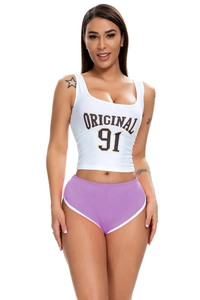 Vorderansicht des Damen-Sets aus weißem Crop-Top und lila Sportshorts am Modell