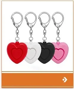 Vier hartvormige persoonlijke alarmen in rood, wit, zwart en roze met metalen sleutelhangers