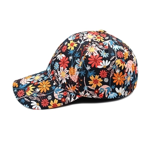 Détail d'une casquette de baseball noire avec imprimés floraux de marguerites colorées