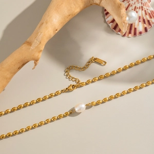 Elegant 18K gold plated stainless steel necklace featuring a natural freshwater pearl