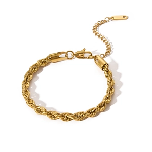 Detail eines 18k vergoldeten Edelstahl-Seilarmbands mit sicherem Karabinerverschluss