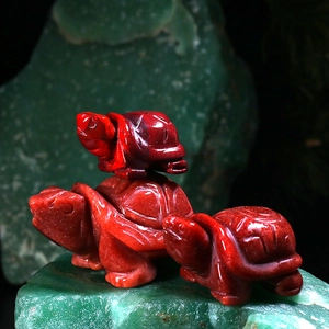 Détails de sculptures de tortues en pierre rouge avec texture naturelle de jaspe poli