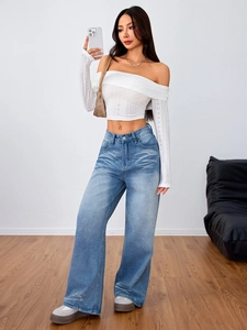 Witte off-shoulder knit crop top met lange mouwen en blauwe wide-leg spijkerbroek