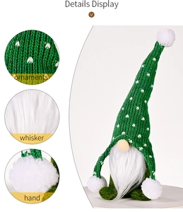 Detailansicht der Weihnachtswichtel mit Strickmütze und langem weißem Kunstfellbart