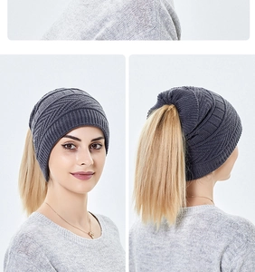 Detailansicht der dunkelgrauen Strickmütze mit Pferdeschwanzöffnung und Rippenmuster