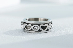 Détail macro d'une bague coeur avec zircons incrustés scintillants sur anneau argent