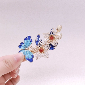 Detail einer blauen Emaille Schmetterling Haarklammer mit Perlenblumen im China-Stil