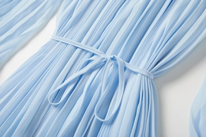 Vue détaillée de la taille de la robe plissée bleu clair avec ceinture à nouer assortie