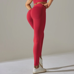 Détail du legging de yoga sans couture rouge à taille haute montrant l'effet galbant