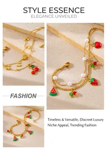 Détail de bracelets dorés avec charms fraise et pastille, ornés de perles blanches