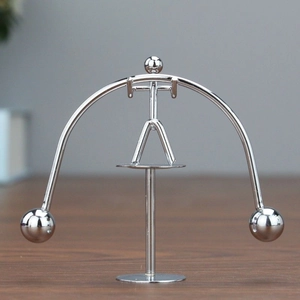 Zilveren metalen balansmannetje kinetisch bureau speelgoed creatieve decoratie