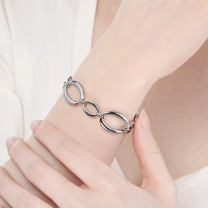 Minimalist silver oval link chain bracelet in polished stainless steel for women fashion