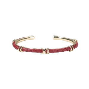 Bracciale aperto in pelle intrecciata rossa con dettaglio in metallo dorato lucido